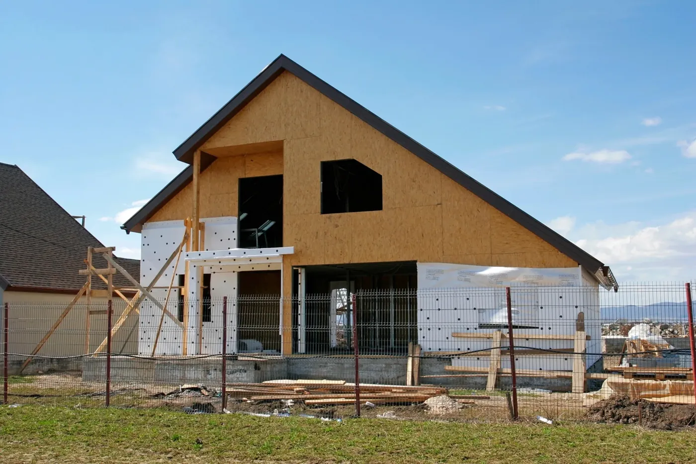 Chantier d'isolation thermique par l'extérieur avec pose des panneaux isolants