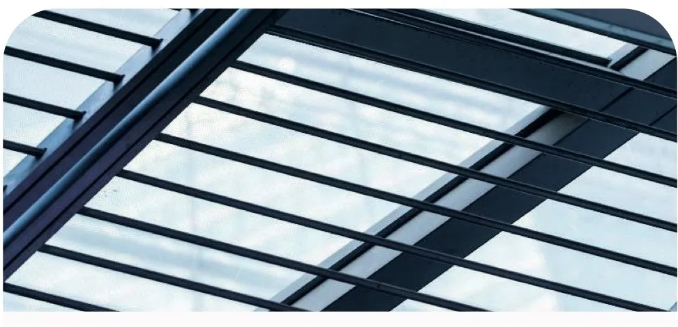 Verrière en polycarbonate d'un bâtiment industriel traitée avec Poly'Reflect®