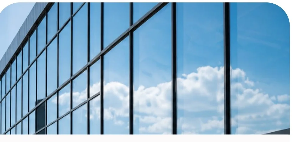 Façade vitrée d'un bâtiment tertiaire traitée avec Vitro'Reflect®
