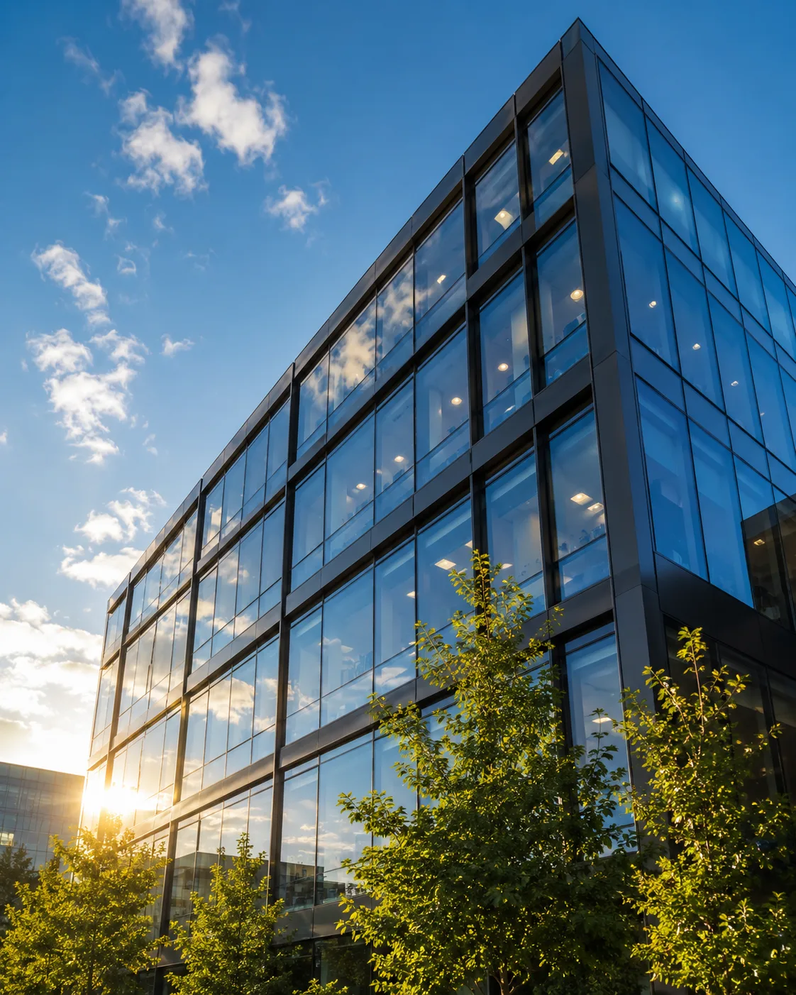 Façade vitrée d'un immeuble tertiaire en plein soleil