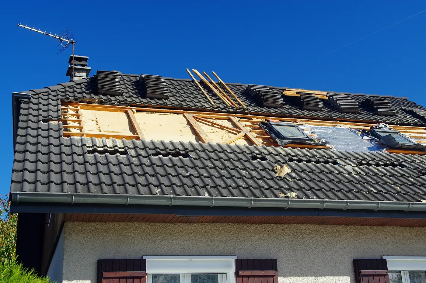 Réfection de toiture en tuiles avec reprise de l'isolation en cours de chantier